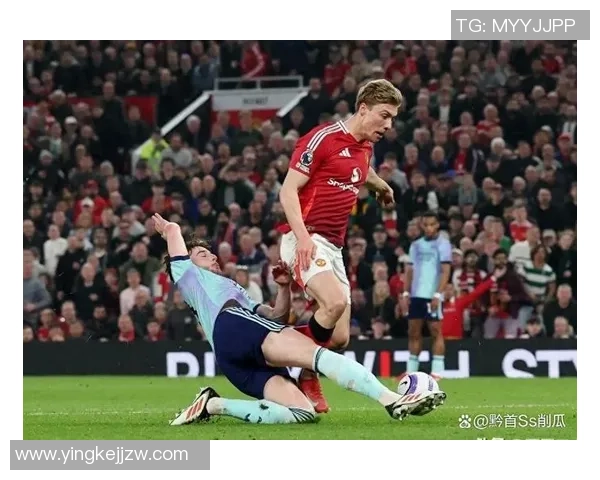 足球明星与球迷亲密互动揭秘球场内外的感人瞬间与故事分享