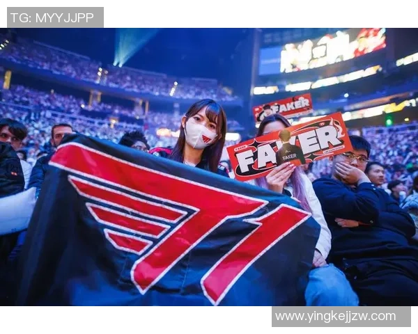 足球明星亲自赠送球鞋给观众现场气氛热烈引发粉丝狂欢